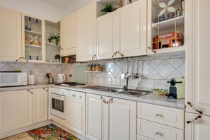 Kühlschrank, Mikrowelle, Ofen, Herdplatte