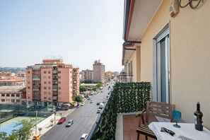 Outdoor dining - Roomy and Bright Apartment with Balconies x6 (Catania)