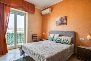 3 bedrooms, iron/ironing board, WiFi, bed sheets - Roomy and Bright Apartment with Balconies x6 (Catania)