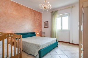 3 habitaciones, tabla de planchar con plancha, wifi y ropa de cama 