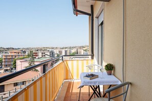 Outdoor dining - Roomy and Bright Apartment with Balconies x6 (Catania)