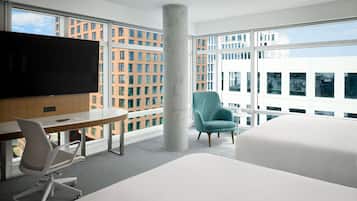 Premier kamer, meerdere bedden, uitzicht op stad (Corner Two King - No Hidden Fees) | Italiaanse Frette-lakens, luxe beddengoed, donzen dekbedden