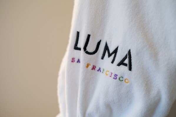 Tejido blanco con bordado que dice "LUMA" y "SAN FRANCISCO".