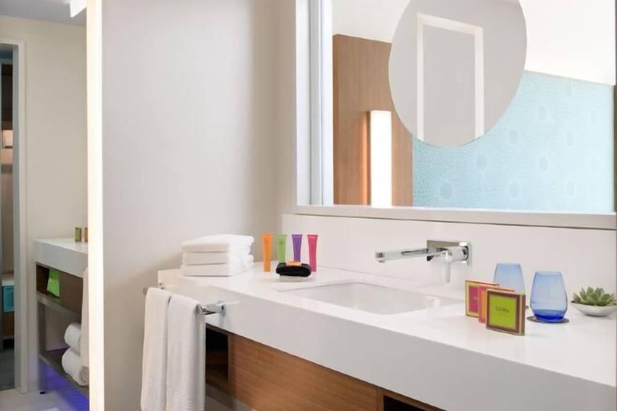 Designer toiletartikelen, een haardroger, badjassen, handdoeken