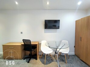 Dining - City Centre Studio Close to Train Station (Manchester)