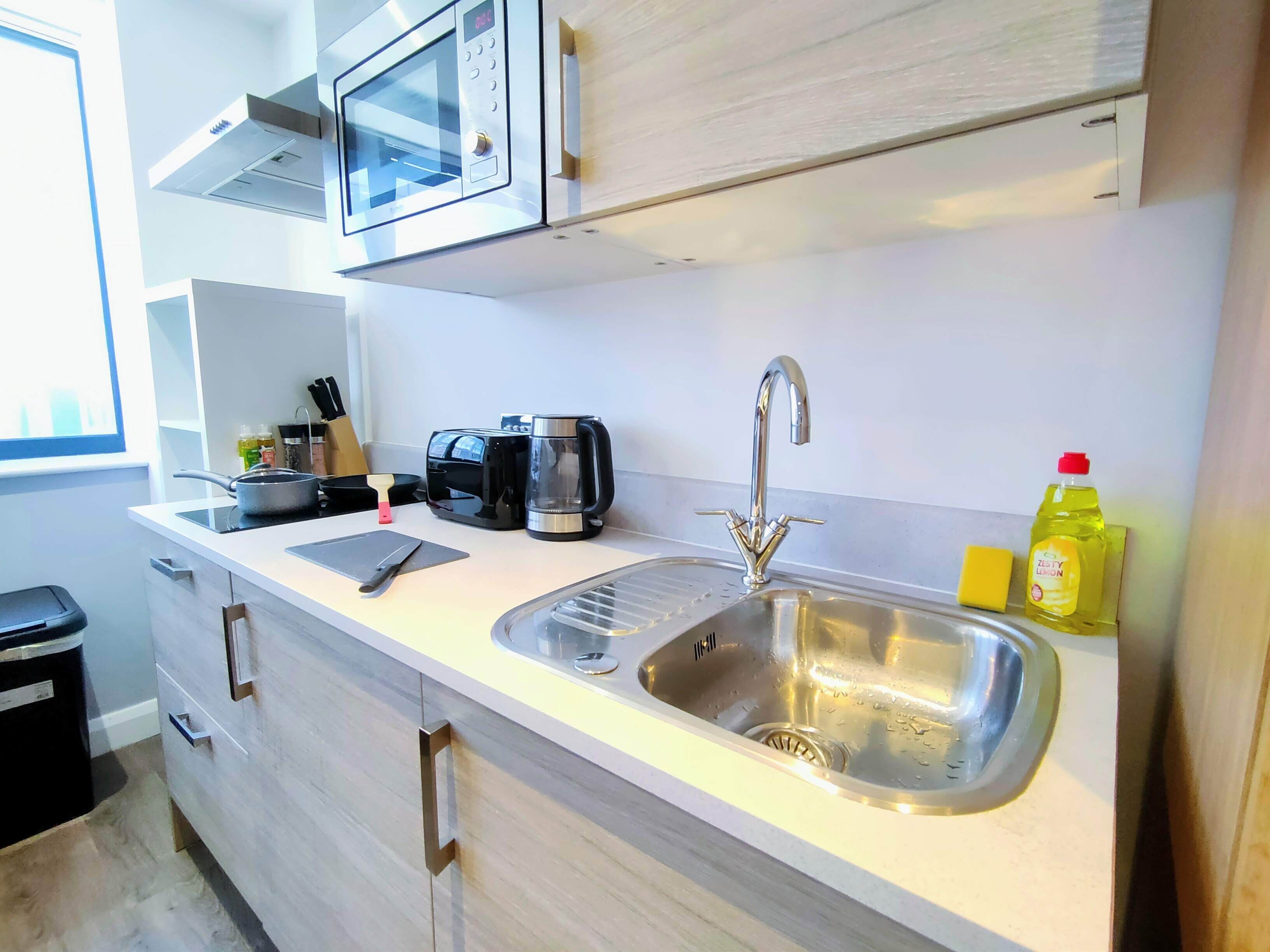 Kylskåp, mikrovågsugn, brödrost och matbord