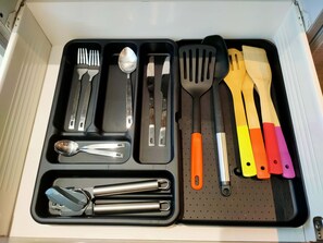 Kühlschrank, Mikrowelle, Toaster, Esstisch