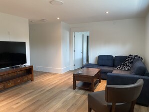 Télévision, cheminée, baby-foot