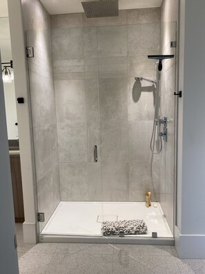 Duschwanne, Whirlpool, Haartrockner, Handtücher
