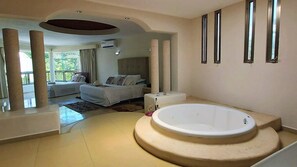 Villa Deluxe | Baño | Regadera, regadera tipo lluvia, jabón, papel de baño 