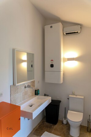 Shower, hair dryer, towels, soap - Lodge Vasarely (Bagard)
