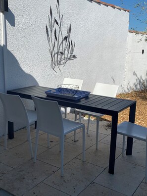 Outdoor dining - Lodge Vasarely (Bagard)