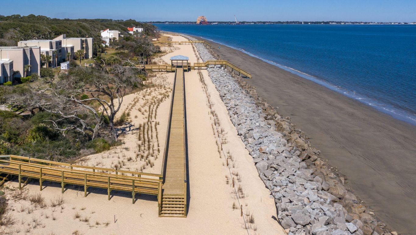 Beach nearby, sun-loungers, beach towels