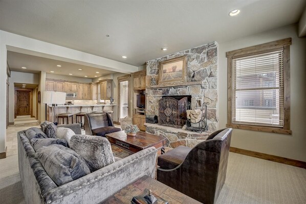 TV connectée, cheminée, espaces bureaux