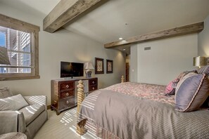 2 bedrooms, desk, iron/ironing board, travel cot