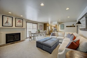 Smart TV, fireplace