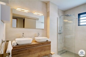 Douche, sèche-cheveux, serviettes fournies, savon