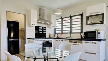 Køleskab, mikrobølgeovn, ovn, kogeplade