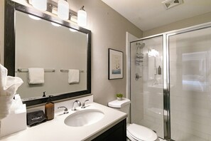 Dusj, hårføner og håndklær