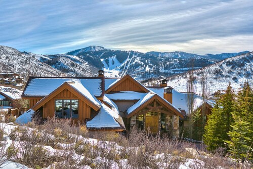 Telemark Luxury Retreat by AvantStay | Stunning Views w/ Theatre Room!