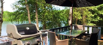 MOONDOG RETREAT: Tranquil Lakefront Cottage