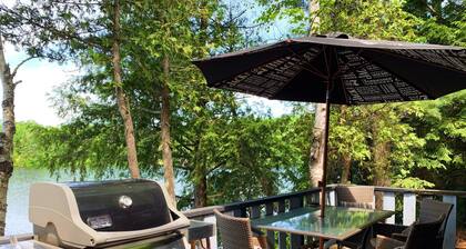 MOONDOG RETREAT: Tranquil Lakefront Cottage