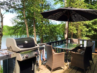 MOONDOG RETREAT: Tranquil Lakefront Cottage