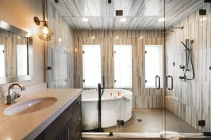 Dusche, Haartrockner, Handtücher