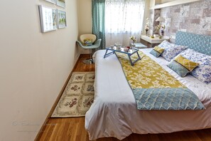 1 chambre, bureau, fer et planche à repasser, lit de bébé portatif