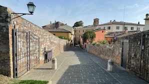 A narrow cobblestone street flanked by stone walls and buildings with traditional architecture. - GuestHost - Cozy 65 sqm apartment, able to accommodate 4 people, located on the 1st floor of a typical medieval building (NO lift). The property is located a short distance from the historic center of Perugia, in the characteristic Sant’Angelo district (Perugia)