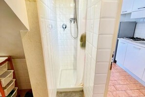 Chuveiro, secador de cabelo, bidê 