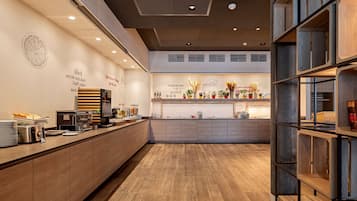 Una cocina moderna con encimera de madera, cafeteras y diversos alimentos.