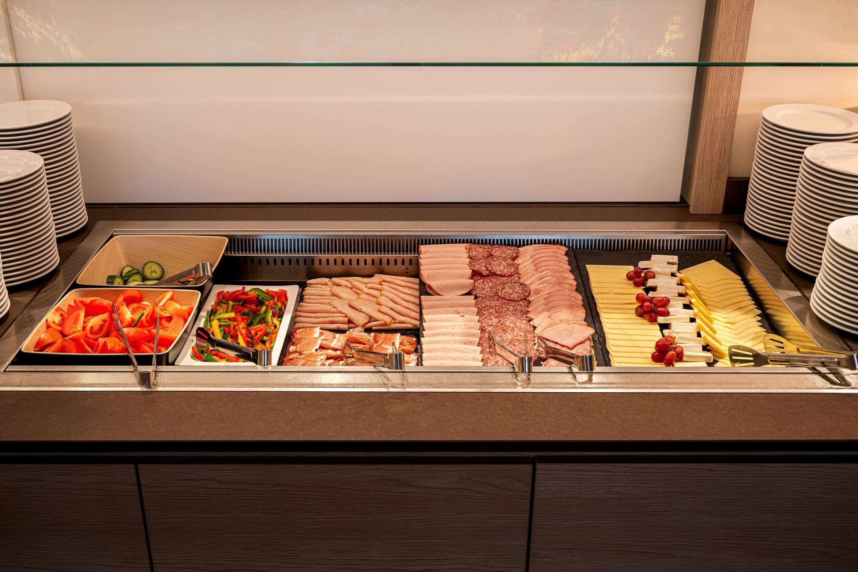 Petit déjeuner buffet (27 CHF par personne)