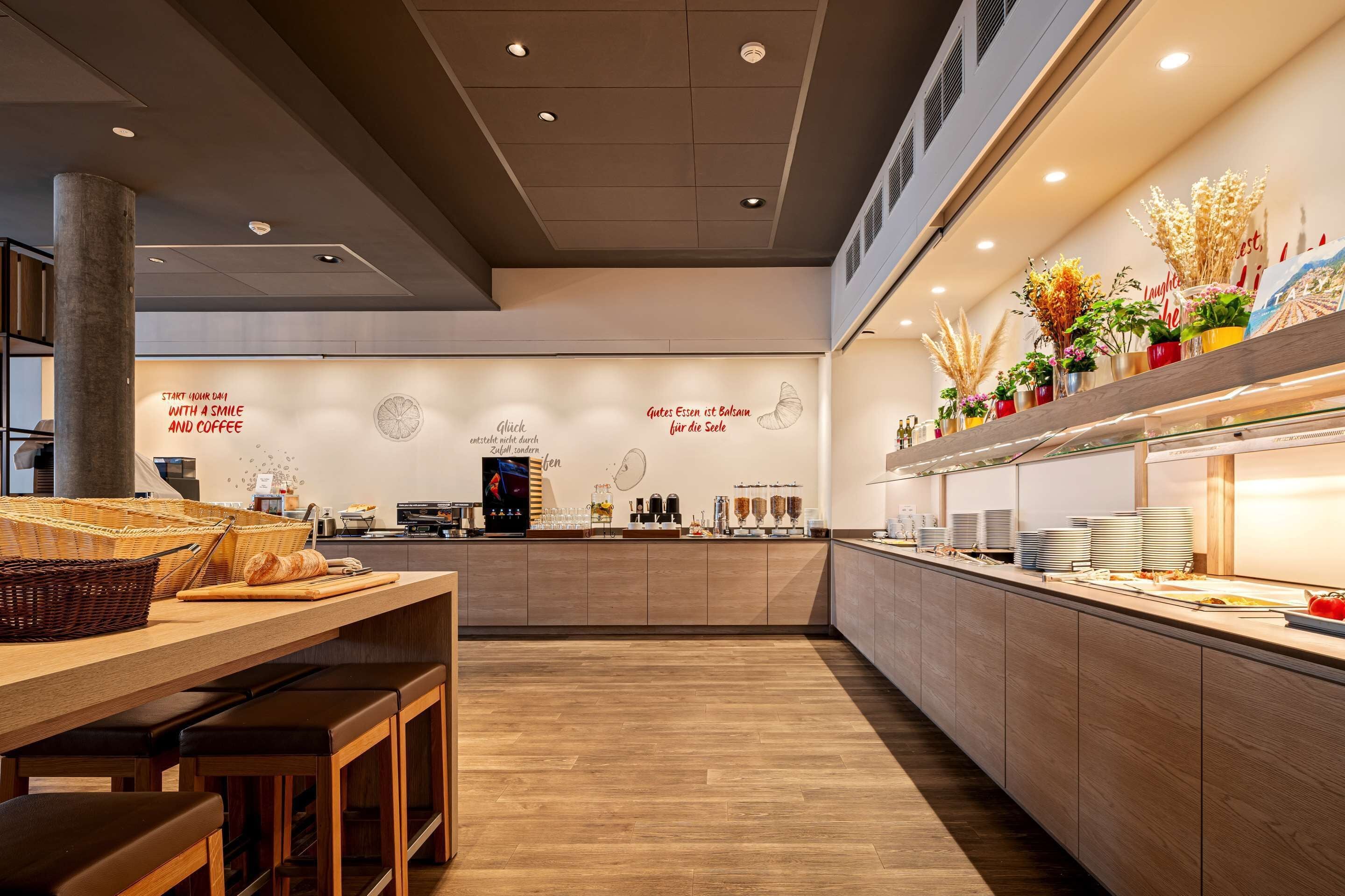 Un café moderne avec un long comptoir, des paniers et des places assises.