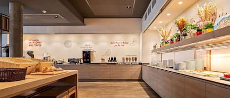 Un café moderne avec un long comptoir, des paniers et des places assises.