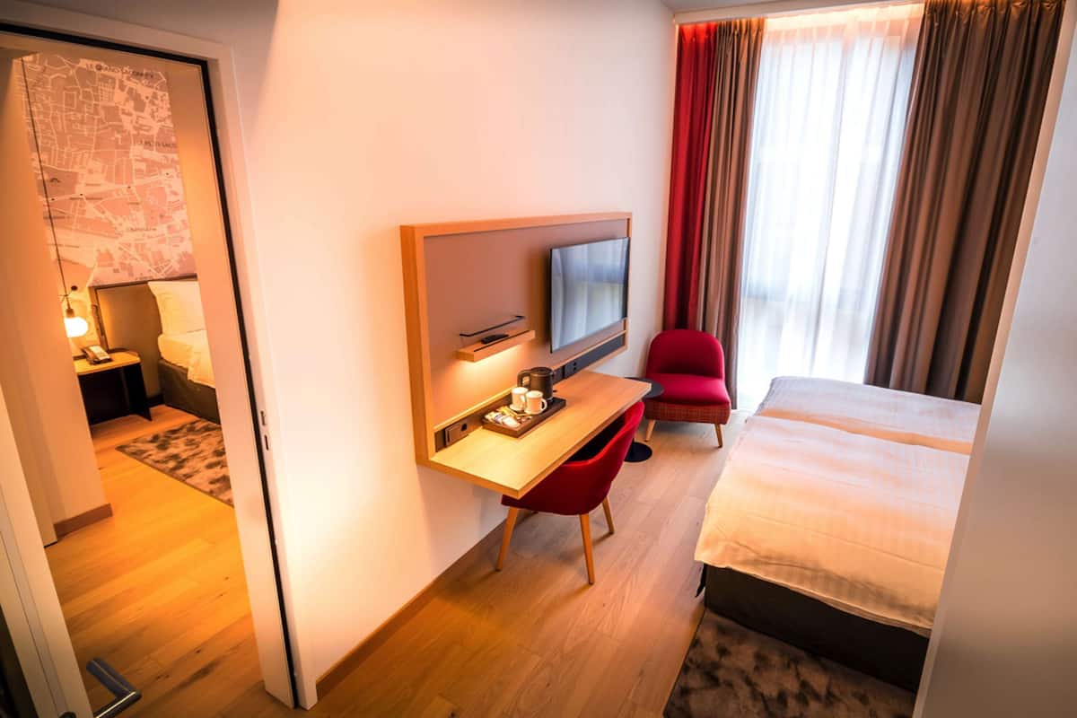 Camera familiare, 2 camere da letto | Minibar, una scrivania, postazione laptop, insonorizzazione