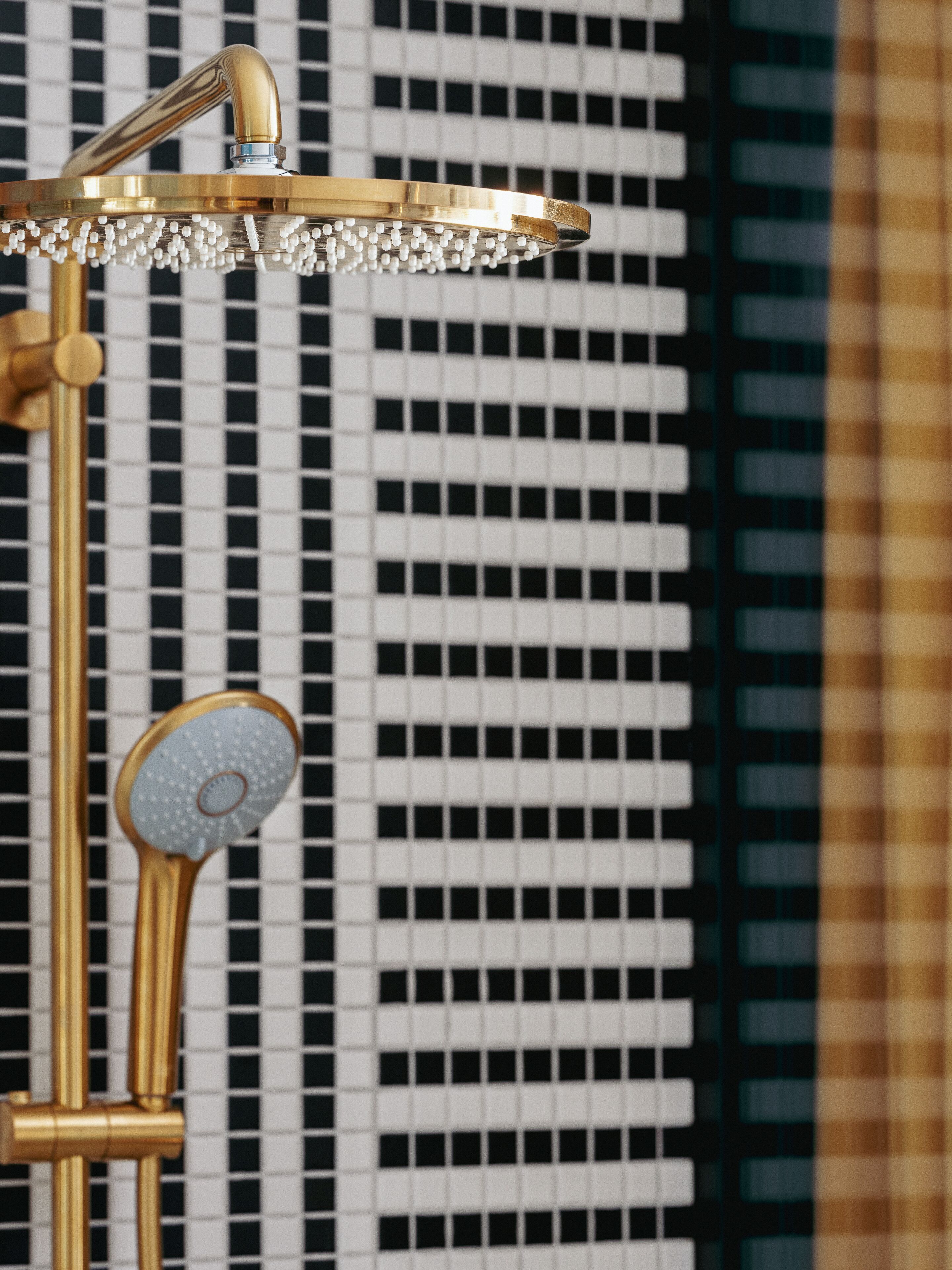 deluxe room (vue jardin ou ville) | bathroom | free toiletries, hair dryer, slippers, towels