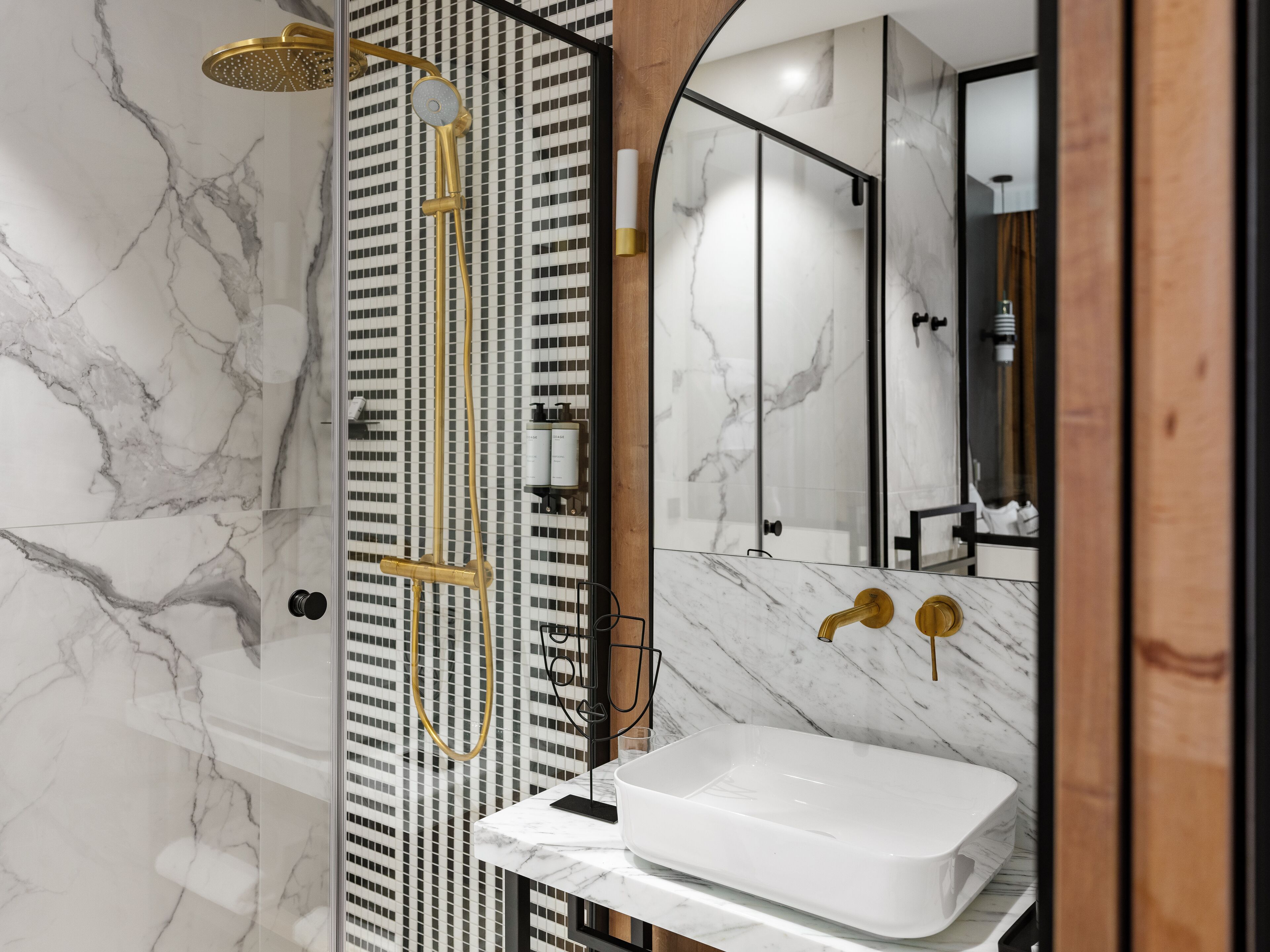 deluxe room (vue jardin ou ville) | bathroom | free toiletries, hair dryer, slippers, towels