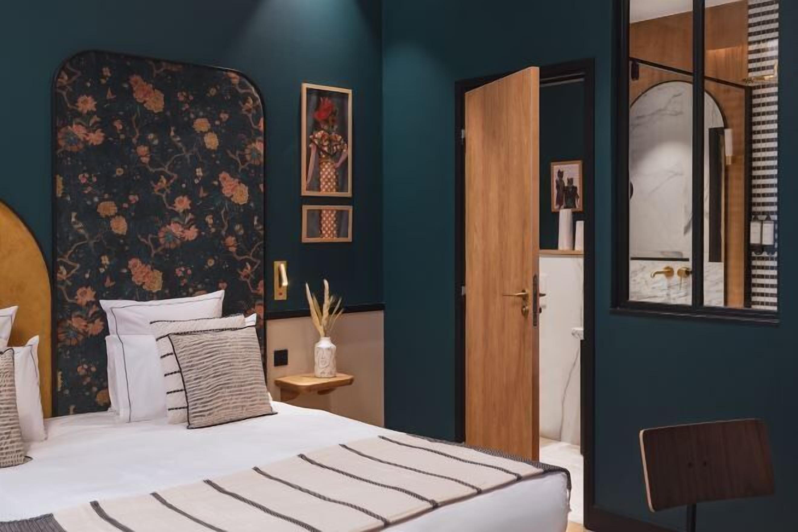 Minibar, caja de seguridad en la habitación, wifi gratis y ropa de cama 