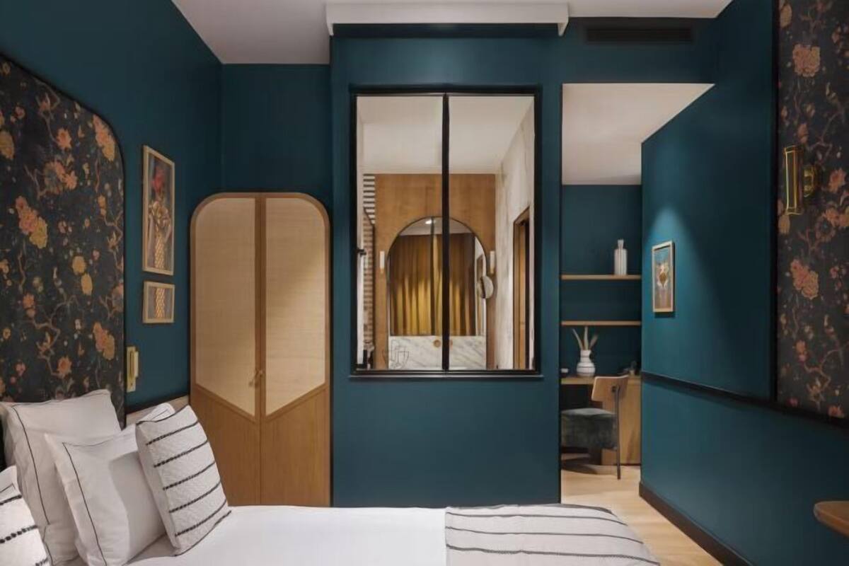 Minibar, caja de seguridad en la habitación, wifi gratis y ropa de cama