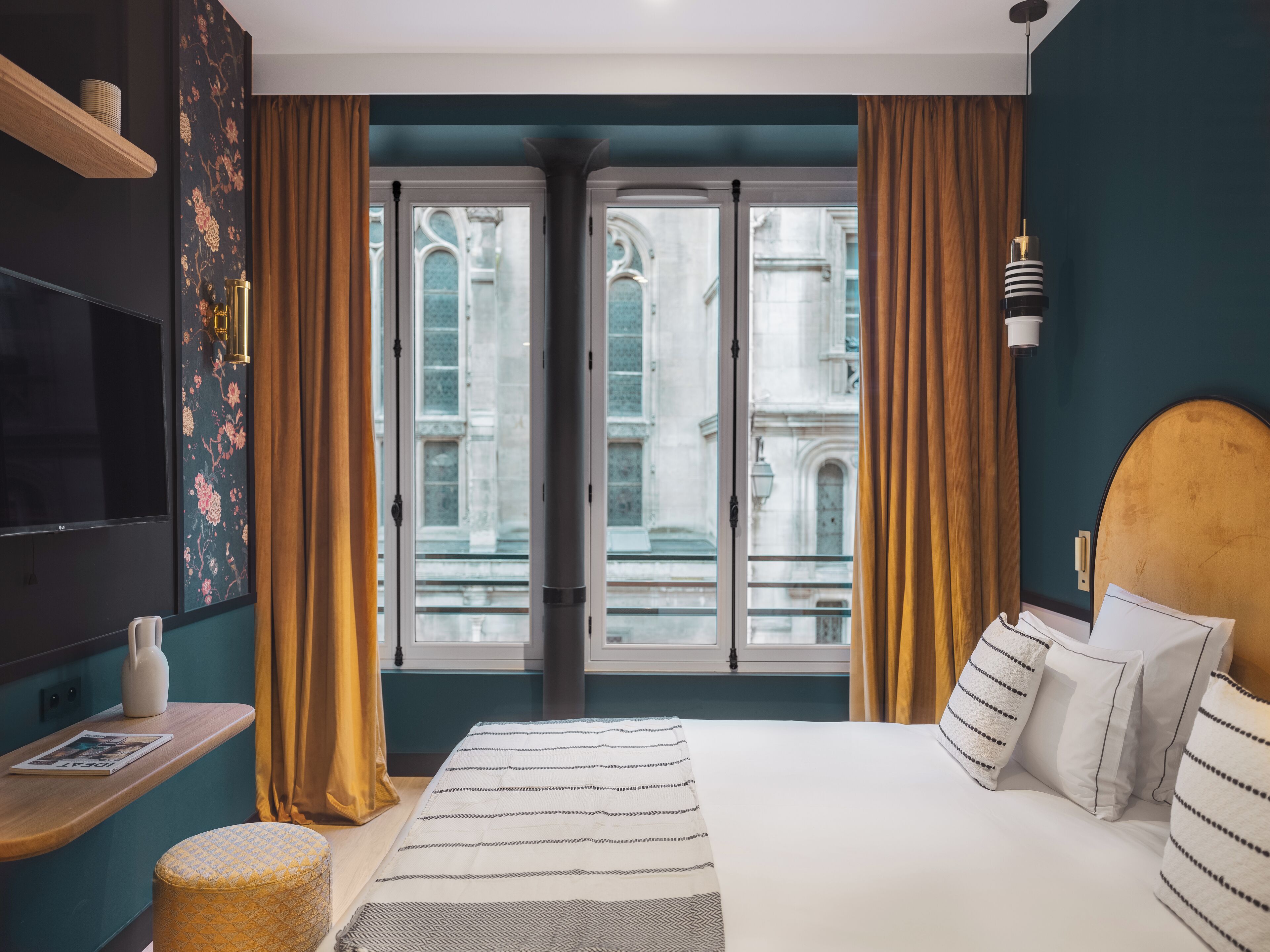 deluxe room (vue jardin ou ville) | 1 bedroom, minibar, in-room safe, free wifi