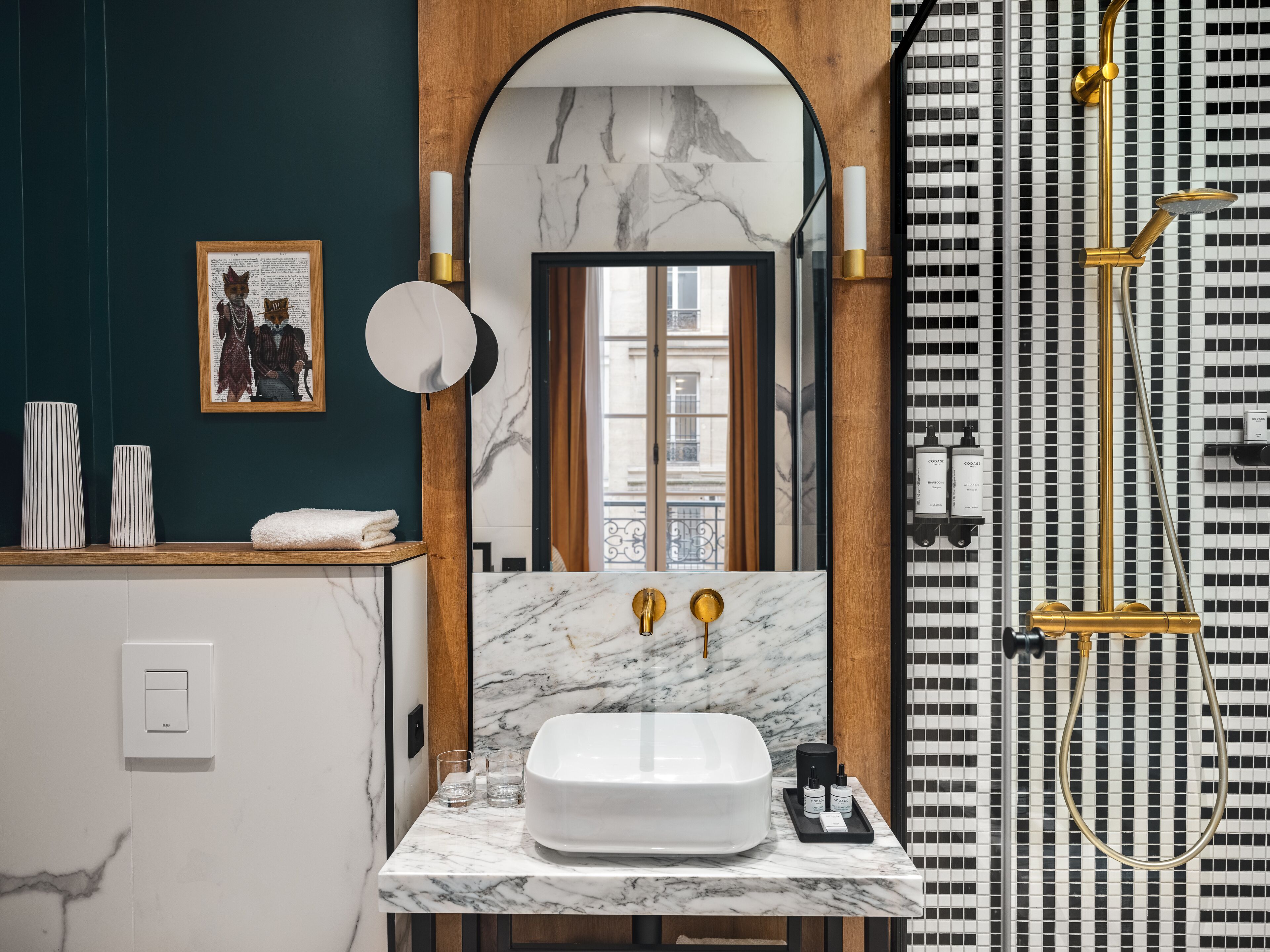 superior room (vue jardin ou ville) | bathroom | free toiletries, hair dryer, slippers, towels