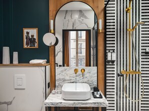 Superior Room | Bathroom | Free toiletries, hair dryer, slippers, towels - Dandy Hotel  (Paris)