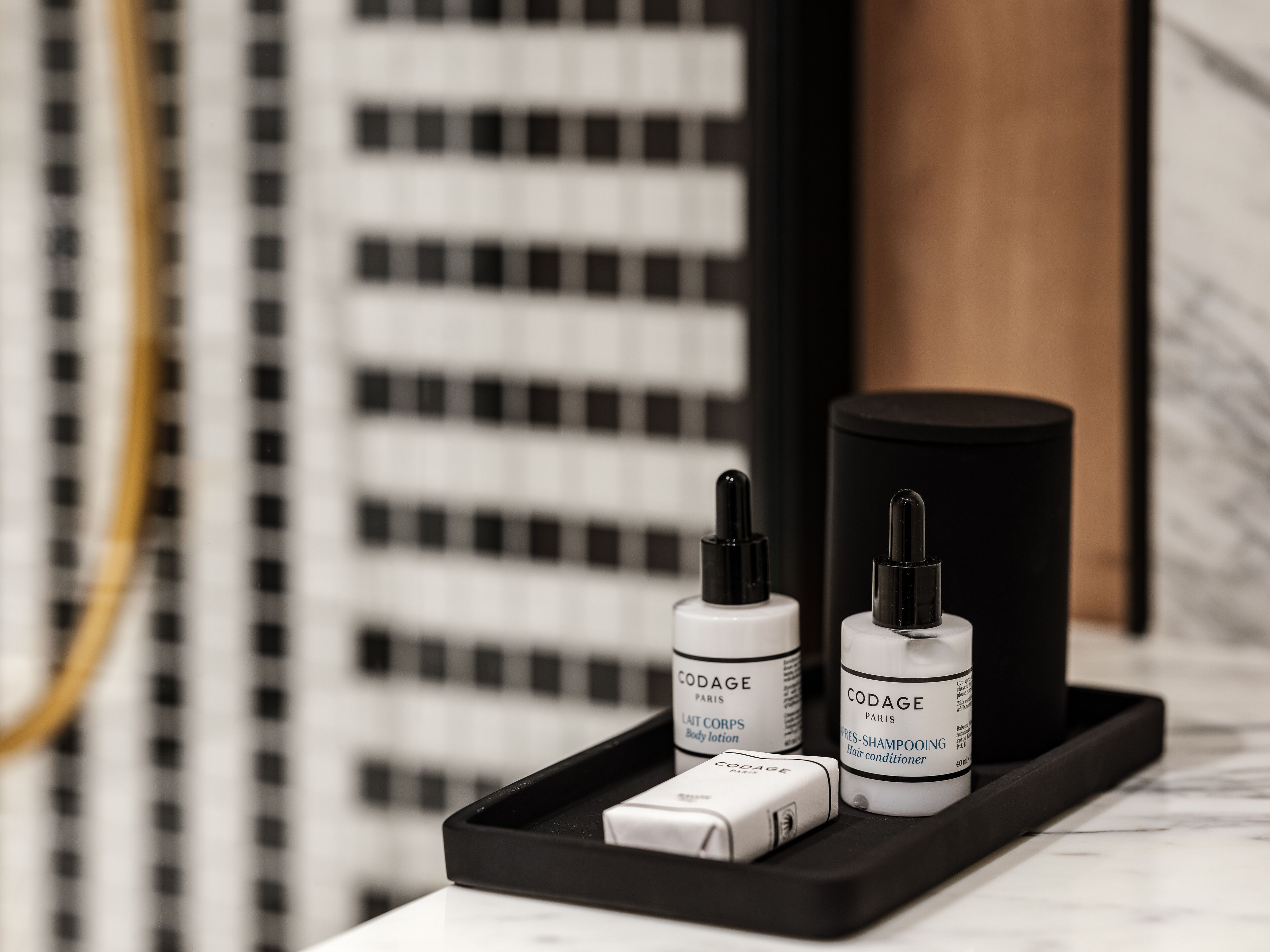 deluxe room (vue jardin ou ville) | bathroom | free toiletries, hair dryer, slippers, towels