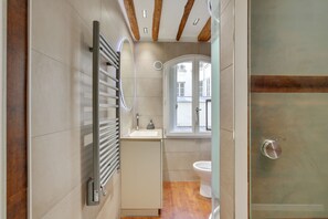 Dusche, Haartrockner, Handtücher, Seife