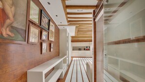 Una cocina moderna con armarios blancos y piso de madera.