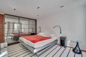 2 عدّة غرف نوم ومكواة/لوح �كي وواي فاي مجانًا وملاءات أسرّة