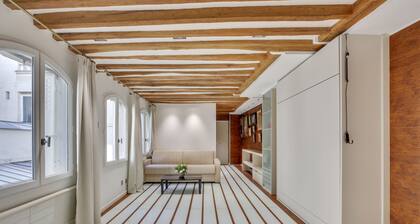 Apartment between Place Vendôme and Place de la Concorde.