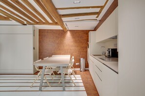 ثلاجة، ميكروويف، موقد طهي مسطح، ماكينة لصنع القهوة/الشاي