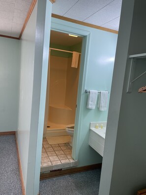 Economy Double Room, 2 Double Beds, Non Smoking | Bathroom | Towels - Pine Valley Motel (Spruce Pine)